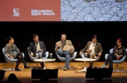 Alejandra Gutiérrez Valdizán (Plaza Pública - Guatemala), Carlos Dada (ElFaro.net - El Salvador), Diego Fonseca (c), Gabriel Pasquini (El Puercoespín - Argentina) y Olga Lucía Lozano (La silla vacía - Colombia) durante el XIV Congreso de Periodismo Digital 2013 que se celebra en Huesca.