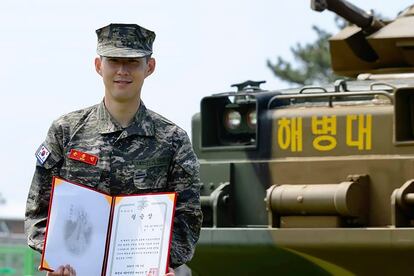 Imagen proporcionada por el Cuerpo de Marines de Corea del Sur, en la que el delantero del Tottenham Hotspur, Son Heung-min, posa ante un tanque durante la ceremonia de finalización del entrenamiento militar básico en un campamento en Seogwipo en la isla de Jeju