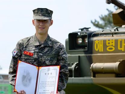 Imagen proporcionada por el Cuerpo de Marines de Corea del Sur, en la que el delantero del Tottenham Hotspur, Son Heung-min, posa ante un tanque durante la ceremonia de finalización del entrenamiento militar básico en un campamento en Seogwipo en la isla de Jeju