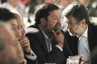 El exdiputado Tuco Cerviño (derecha) habla al oído del candidato del PSdeG por A Coruña, Francisco Caamaño.