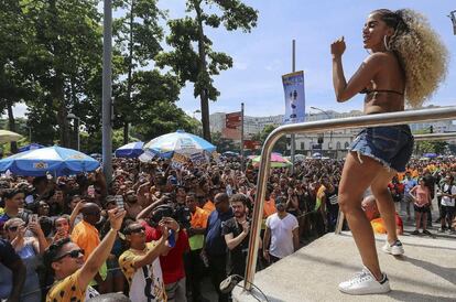 A cantora Anitta encerrou sua maratona carnavalesca puxando o Blovo das Poderosas no Rio pelo terceiro ano seguido. Com 26 milhões de seguidores no Instagram, ela atraiu atenção fazendo enquete sobre o figurino que escolheria ao lado de estrelas do momento e atores globais. No fim, escolheu o biquini de fita isolante, marca do videoclipe de seu hit, 'Vai Malandra'