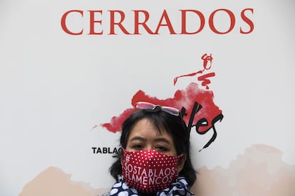 Una empleada de un tablao flamenco posa con una mascarilla en la concentración de este miércoles frente al Ministerio de Justicia, en Madrid (España)