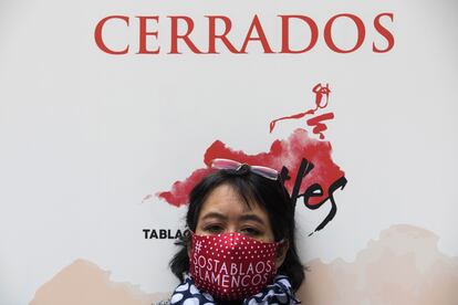 Una empleada de un tablao flamenco posa con una mascarilla en la concentración de este miércoles frente al Ministerio de Justicia, en Madrid (España)