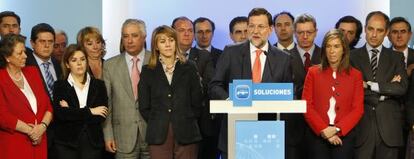 Mariano Rajoy junto a miembros del Comité Ejecutivo durante la rueda de prensa que ofreció en febrero de 2009 por una supuesta trama de corrupción en Madrid y Valencia.