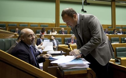 José Antonio Pastor conversa desde su escaño con el parlamentario de EA, Juan José Agirrezabala.