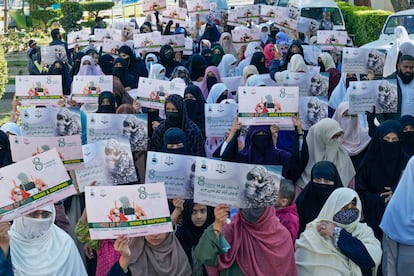 Decenas de mujeres celebran el Día Internacional de la Mujer en Lahore (Pakistán).