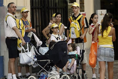 Miles de personas se han dado cita en Valencia para asistir a la visita del Papa con motivo del V Encuentro Mundial de la Familia.