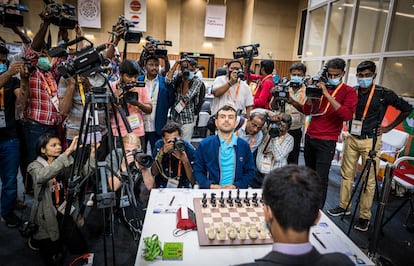 El armenmio Sargissián (de frente) y Gukesh (India) esperan el comienzo de su partida de la 6ª ronda, este miércoles en la Olimpiada de Ajedrez en Chennai (India)