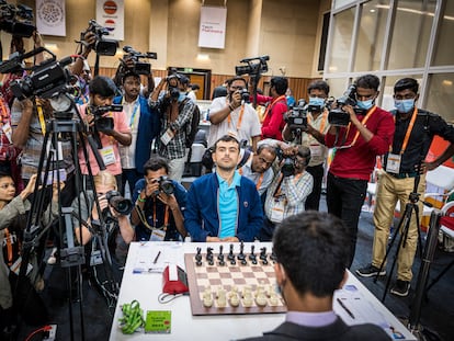 El armenmio Sargissián (de frente) y Gukesh (India) esperan el comienzo de su partida de la 6ª ronda, este miércoles en la Olimpiada de Ajedrez en Chennai (India)