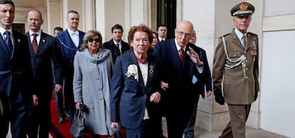 Giorgio Napolitano acena ao deixar o palácio presidencial de Quirinal, em Roma, ao lado de sua mulher.