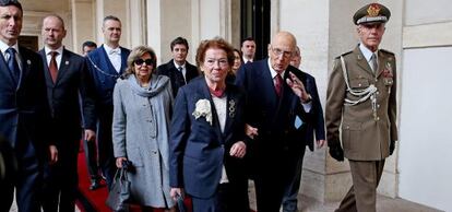 Giorgio Napolitano saluda al abandonar junto a su esposa el Palacio presidencial del Quirinal en Roma.