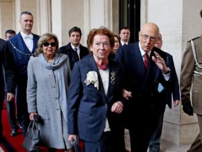 Giorgio Napolitano acena ao deixar o palácio presidencial de Quirinal, em Roma, ao lado de sua mulher.