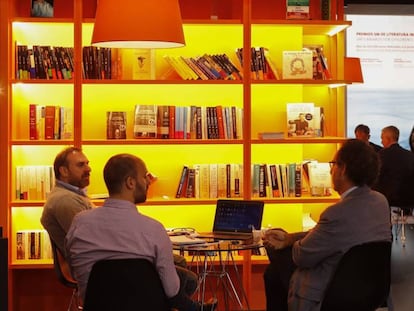 Lectores pasando una tarde en una biblioteca madrileña.