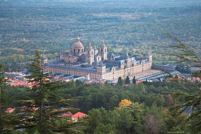 Vista del Real Monasterio de San Lorenzo de El Escorial, que atrae cada año a turistas amantes de la cultura y la arquitectura.