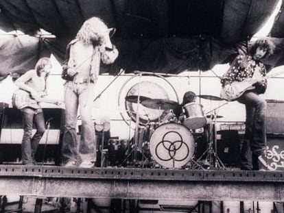 Robert Plant al frente de los legendarios Led Zeppelin en un concierto. 