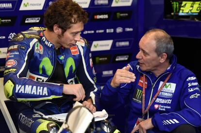 Rossi conversa con Cadalora en el box de Yamaha. 