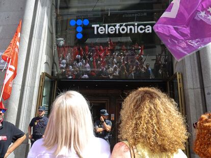 Protesta de teleoperadores el día 13 ante la sede de Telefónica en la Gran Vía de Madrid.
