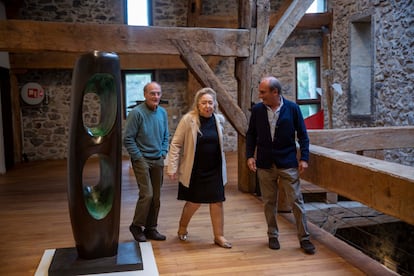 Luis e Ignacio Chillida junto a Isabelle Maeght, en la exposición.
