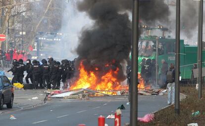 Los organizadores de la manifestación, un grupo llamado Blockupy, en referencia al movimiento Occupy Wall Street de 2011, han asegurado que hay unos 10.000 manifestantes ante la sede del BCE.