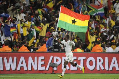 Pantsil pasea por el césped una bandera de Ghana para festejar el triunfo.