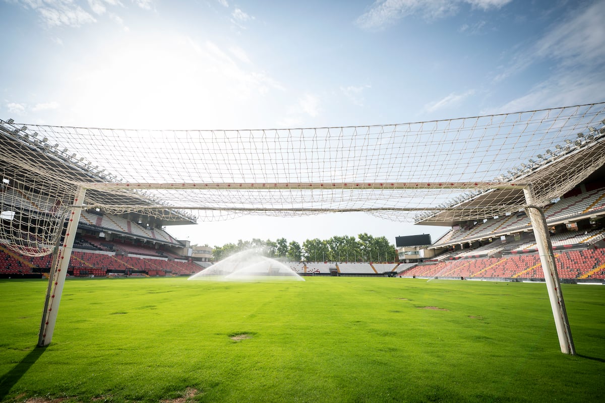 Las peñas del Rayo piden paralizar la campaña de abonados ante el cierre del Estadio de Vallecas