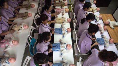 Un curso para niñeras en la Ayi University de Pekín.