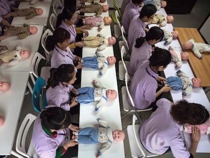 Un curso para niñeras en la Ayi University de Pekín.