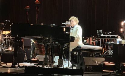 Bob Dylan toca el piano en el teatro Grand Rex de París el pasado 12 de abril.