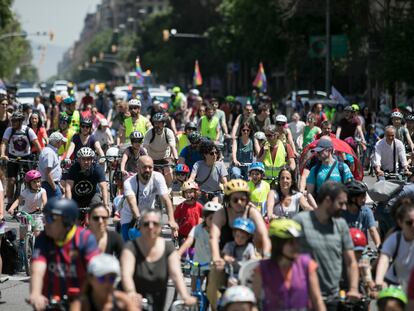 La KidicalMass a su paso por la calle de Aragó de Barcelona.