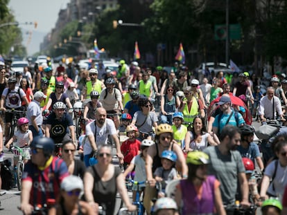 La KidicalMass a su paso por la calle de Aragó de Barcelona.