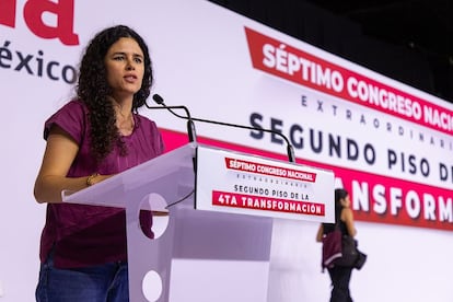 Luisa María Alcalde habla durante su toma de protesta como presidenta Nacional de Morena, el 22 de septiembre en Ciudad de México.