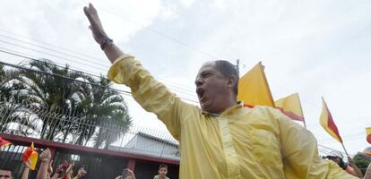 Luis Guillermo Solis saluda a sus partidarios el pasado domingo en San Jos&eacute;.