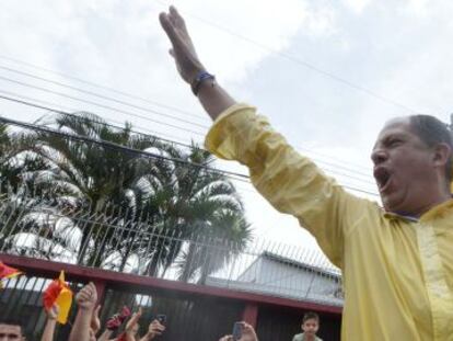 Luis Guillermo Solis saluda a sus partidarios el pasado domingo en San Jos&eacute;.