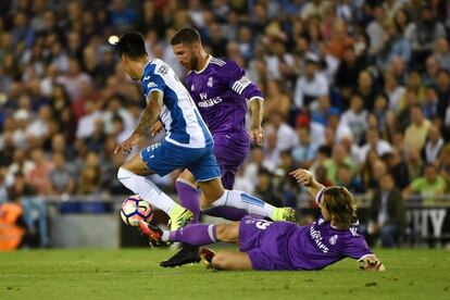 Sergio Ramos controla el esférico ante la caída de Modric.
