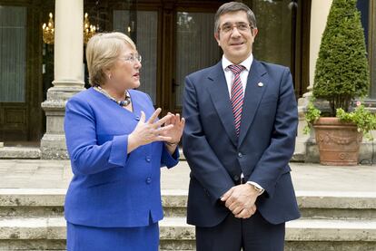 López y Bachelet posan ayer ante la puerta principal de Ajuria Enea.