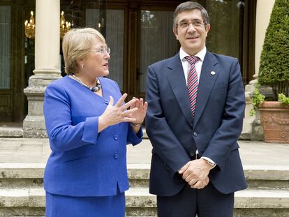 López y Bachelet posan ayer ante la puerta principal de Ajuria Enea.