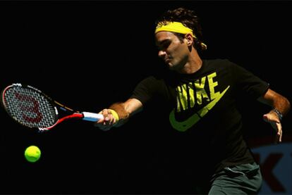 Federer entrena en Melbourne.