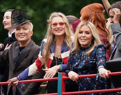 Las modelos Kate Moss, en el centro, y Patsy Kensit, sobre una de las carrozas, la dedicada a los años noventa, que han desfilado por el centro de Londres con motivo del Jubileo de Isabel II.