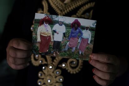 Esta es la foto que la mujer enseña a su familia tomada en un campo junto a sus compañeras de trabajo.