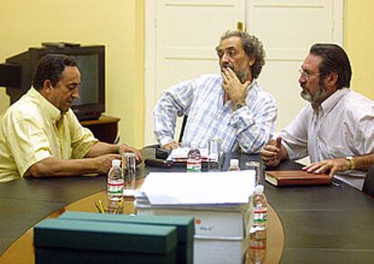 José Chamizo, ayer, junto a los representantes de las asociaciones de vecinos de Sevilla.