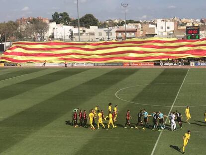 Bandera desplegada durant el partit.