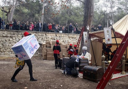 Muchos niños acompañados por sus padres observan el campamento que los Reyes Magos de Oriente han instalado en la zona del Preventorio de Alcoy (Alicante), ciudad que acoge la cabalgata más antigua de España (131 años), desde donde el Escribano Real se encarga de organizar los regalos que esta noche se repartirán.