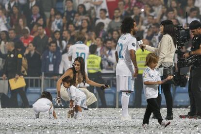 Marcelo atiende a la prensa mientras su familia disfruta con la celebración.