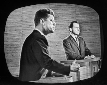 Kennedy gesticula durante el segundo debate electoral con Nixon celebrado el 7 de octubre de 1960. El candidato republicano mejoró su actuación, el debate se centró en la política exterior pero la audiencia mermó y se considera que el impacto de este y los dos posteriores debates fue muy inferior al conseguido por el primer debate.
