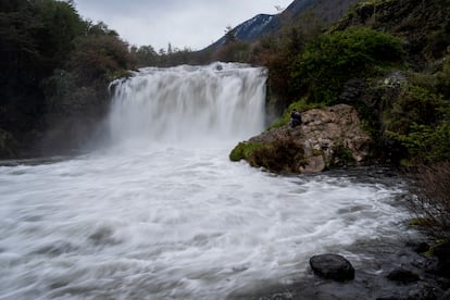 El impacto humano ya es evidente, desde un aumento en el turismo hasta la disminución de las corrientes en comparación con los caudalosos ríos que muchos recuerdan de su infancia. En la imagen, una de las cascadas del río Truful Truful, cerca de Melipeuco, en el sur de Chile, el 30 de junio de 2022. 