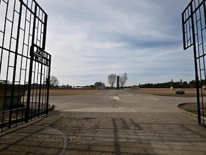 Imagen de la entrada al campo de concentración nazi de Sachsenhausen, al norte de Berlín, en 2020.