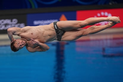 El polaco Andrzej Rzeszutek compite en trampolín 3 metros durante el Mundial de Deportes Acuáticos en Singapur, este jueves.