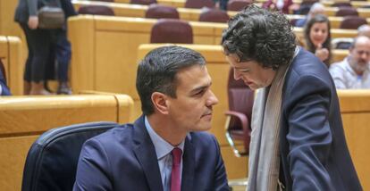 El presidente de Gobierno, Pedro Sánchez, y la ministra de Trabajo, Migraciones y Seguridad Social, Magdalena Valerio.