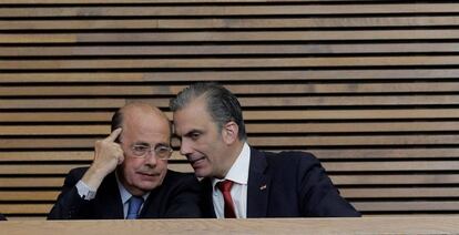 Los diputados nacionales de Vox, Ignacio Gil Lázaro (izquierda) y Javier Ortega-Smith, en la apertura de las Cortes valencianas.