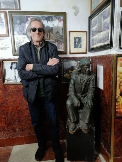 Eduardo Rodríguez el pasado 12 de enero en San Fernando, posando al lado de una figura de Camarón de la Isla, en una imagen publicada en el Facebook del músico.